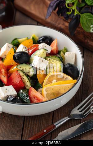 Ciotola di insalata greca fresca Foto Stock