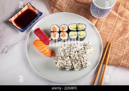 Mix di sushi tradizionale giapponese, set di sushi e panini con salmone e tonno. Ordine di cibo online. Foto Stock