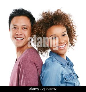 Ci sosteniamo a vicenda. Studio ritratto di una giovane coppia affettuosa in piedi indietro su sfondo bianco. Foto Stock