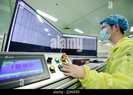 NANTONG, CINA - 6 APRILE 2022 - un dipendente del Solar Intelligent Workshop verifica la qualità dei moduli fotovoltaici ad alta efficienza il 6 aprile 2 Foto Stock