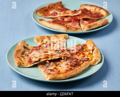 Barbecue e pizza al peperone su sfondo blu in legno Foto Stock