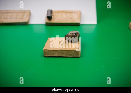 Basra, Iraq - 31 marzo 2022: Foto di oggetti antichi nel museo storico dell'Iraq Foto Stock