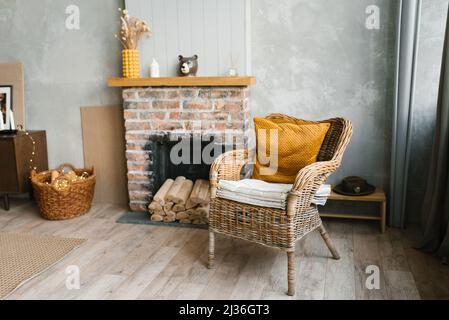 Legna da ardere vicino poltrona in elegante camera interna Foto stock -  Alamy