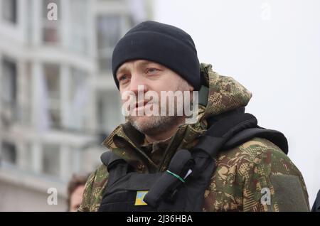 Non esclusiva: BUCHE, UCRAINA - 5 APRILE 2022 - il Ministro degli Affari interni dell'Ucraina Denys Monastyrskyi risponde alle domande dei giornalisti durante una stampa Foto Stock