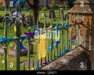 Nastri gialli e blu a sostegno dell'Ucraina a seguito dell'invasione russa del 2022, Abington Park, Northampton, Regno Unito Foto Stock