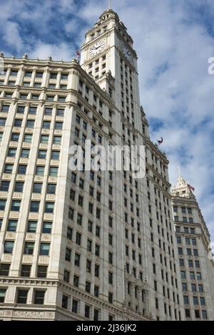 Il Wrigley Building con cielo blu Foto Stock