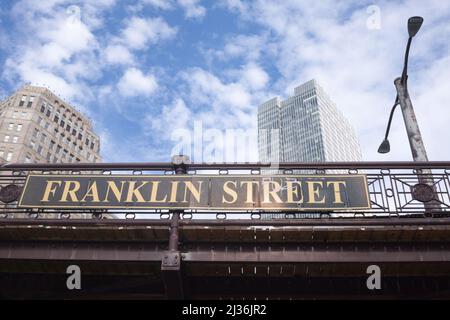 Franklin-Orleans Street Bridge con grattacieli sullo sfondo Foto Stock