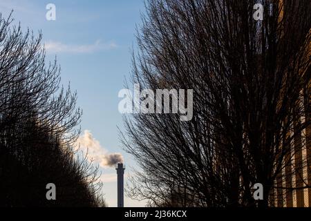 Berlino, Germania. 25th Mar 2022. Il vapore sale da un impianto di teleriscaldamento. Credit: dpa/dpa-Zentralbild/dpa/Alamy Live News Foto Stock