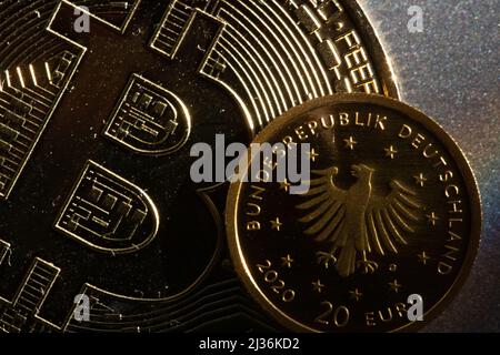 Berlino, Germania. 05th Mar 2022. ILLUSTRAZIONE - Una moneta d'oro da 20 euro giace su una moneta da bitcoin. Molti investitori si affidano anche alle cyber valute come valute di crisi - simili all'oro. Credit: dpa/dpa-Zentralbild/dpa/Alamy Live News Foto Stock