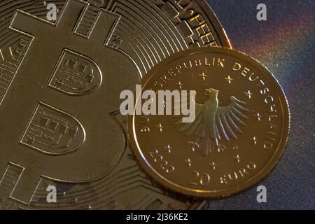 Berlino, Germania. 05th Mar 2022. ILLUSTRAZIONE - Una moneta d'oro da 20 euro giace su una moneta da bitcoin. Molti investitori si affidano anche alle cyber valute come valute di crisi - simili all'oro. Credit: dpa/dpa-Zentralbild/dpa/Alamy Live News Foto Stock