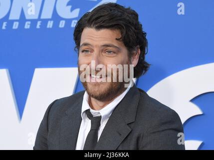 Los Angeles, Stati Uniti. 05th Apr 2022. Adam Pally arriva al SONIC THE HEDGEHOG 2 Los Angeles Premiere tenuto al Regency Village Theatre di Westwood, CA martedì 5 aprile 2022. (Foto di Sthanlee B. Mirador/Sipa USA) Credit: Sipa USA/Alamy Live News Foto Stock