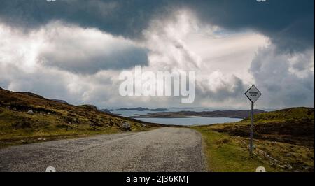Passante posto su single track road, Brae di Achnahaird, costa ovest della Scozia. Foto Stock