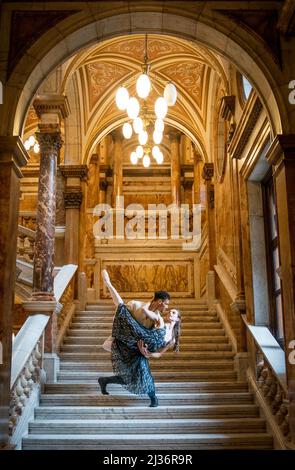 Il ballerino principale Jerome Anthony Barnes come Rudolf e il solista Claire Souet come padrona Mary Vetsera, durante una fotocall davanti alla prima mondiale del Balletto scozzese dello scandalo a Mayerling, nella sala banchetti City Chambers, Glasgow. Data foto: Mercoledì 6 aprile 2022. Foto Stock