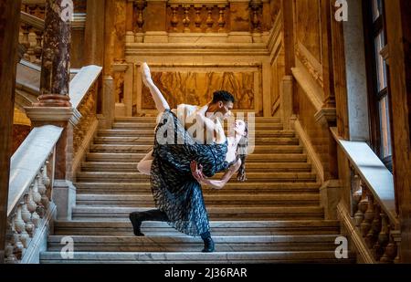 Il ballerino principale Jerome Anthony Barnes come Rudolf e il solista Claire Souet come padrona Mary Vetsera, durante una fotocall davanti alla prima mondiale del Balletto scozzese dello scandalo a Mayerling, nella sala banchetti City Chambers, Glasgow. Data foto: Mercoledì 6 aprile 2022. Foto Stock