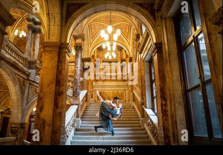 Il ballerino principale Jerome Anthony Barnes come Rudolf e il solista Claire Souet come padrona Mary Vetsera, durante una fotocall davanti alla prima mondiale del Balletto scozzese dello scandalo a Mayerling, nella sala banchetti City Chambers, Glasgow. Data foto: Mercoledì 6 aprile 2022. Foto Stock