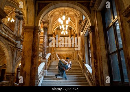 Il ballerino principale Jerome Anthony Barnes come Rudolf e il solista Claire Souet come padrona Mary Vetsera, durante una fotocall davanti alla prima mondiale del Balletto scozzese dello scandalo a Mayerling, nella sala banchetti City Chambers, Glasgow. Data foto: Mercoledì 6 aprile 2022. Foto Stock