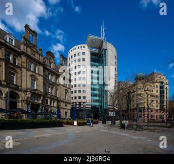 Leeds City Square con l'ex ufficio postale generale aperto nel 1896 e No 1 City Square completato nel 1998. West Yorkshire, Inghilterra, Regno Unito Foto Stock
