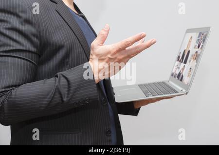 business man online meeting videochiamata con team working distanc concetto. Foto Stock