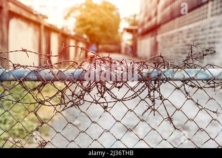 Le recinzioni d'ingresso dei cavi spinati impediscono agli intrusi di entrare in aree ristrette. Foto Stock