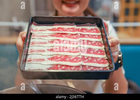Carne cruda di wagyu giapponese tagliata con marmorizzazione di prima qualità per lo yakiniku o lo shabu servito su piatto. Foto Stock
