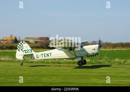 Auster J-1N Alpha velivolo leggero d'epoca G-TENDA decollo per la gara aerea a Great Oakley, Regno Unito. Aeroplano classico che si solleva dall'erba Foto Stock