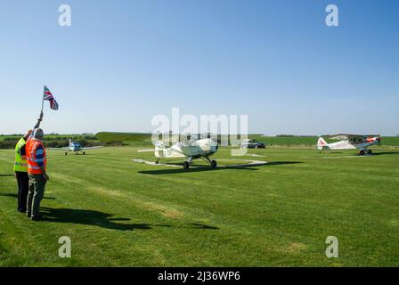 Auster J-1N Alpha G-TENT e Piper Super Cub G-OROD velivoli leggeri d'epoca pronti per il decollo in gara d'aria a Great Oakley, Regno Unito. Aeroplano classico Foto Stock