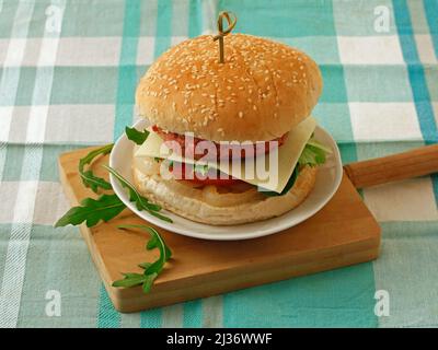 Hamburger vegano. A base di farina di soia e proteine del grano. Formaggio a base di olio di cocco. Foto Stock