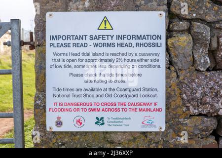 Un cartello segnaletico e informativo sulla strada rialzata di Worms Head, Rhossili Bay, Gower Peninsula, Galles. Foto Stock