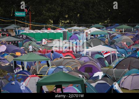 Folle Campeggio al V Festival, V2004, Hylands Park, Chelmsford, Essex, Regno Unito - 21 agosto 2004 Foto Stock