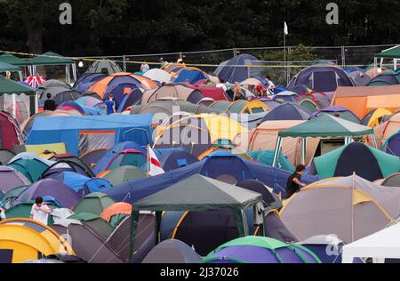 Folle Campeggio al V Festival, V2004, Hylands Park, Chelmsford, Essex, Regno Unito - 21 agosto 2004 Foto Stock