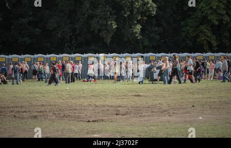 Toilets occupato al V Festival, V2004, Hylands Park, Chelmsford, Essex, Regno Unito - 21 agosto 2004 Foto Stock