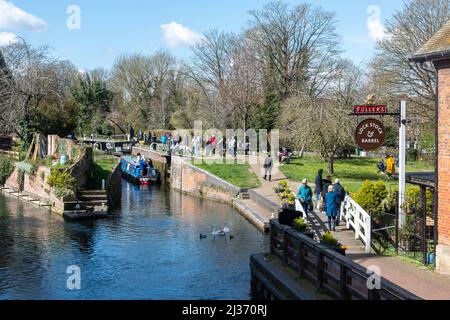 Kennett e Avon Canal Newbury Lock nel centro di Newbury, Berkshire, Inghilterra, Regno Unito, con la gente che guarda le barche del canale Foto Stock