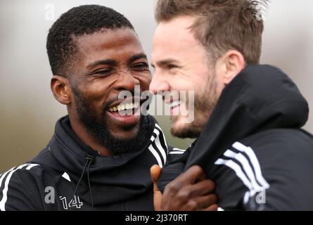 Kelechi Iheanacho (a sinistra) e James Maddison di Leicester City durante una sessione di allenamento al LCFC Training Ground di Leicester. Data foto: Mercoledì 6 aprile 2022. Foto Stock