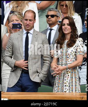 Image ©concesso in licenza a Parsons Media. 10/07/2016. Londra, Regno Unito. Wimbledon Tennis Championships 2016-Day tredici. 10/07/2016. Londra, Regno Unito. Wimbledon Tennis Championships 2016-Day Thirteen.The Duke and Duchess and Duchess of Cambridge, guarda Andy Murray vincere nella finale degli uomini su Center Court, contro Milos Raonic nei Wimbledon Tennis Championships 2016, Foto di Andrew Parsons / Parsons Media Foto Stock