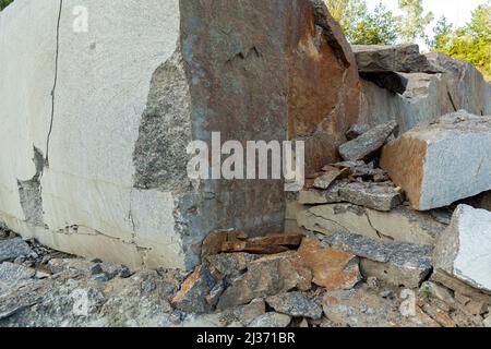 Cava di granito con grandi blocchi di granito abbandonato cava di granito con acqua piovana. Estrazione di granito in una cava. Foto Stock