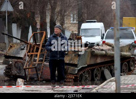 Non esclusiva: BUCA, UCRAINA - 5 APRILE 2022 - un uomo si trova in via Vokzalna a seguito della liberazione della città dagli invasori russi, Buca, Kyi Foto Stock