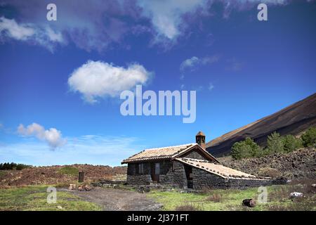 PARCO DELL'ETNA, SICILIA, ITALIA - 27 OTTOBRE 2018: Rifugio in pietra Poggio la Caccia sotto il cielo nuvoloso nel Parco dell'Etna, Sicilia Foto Stock