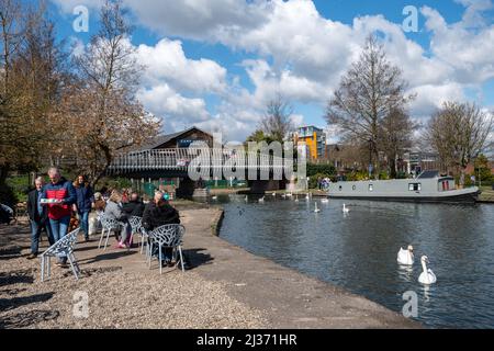 Il Kennett e il canale Avon a Newbury, Berkshire, Inghilterra, Regno Unito, la gente che ha rinfreschi accanto al canale in una giornata di primavera soleggiata Foto Stock