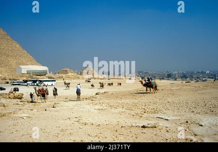 La Grande Piramide di Cheope e il Museo della barca solare Giza Cairo Egitto Foto Stock