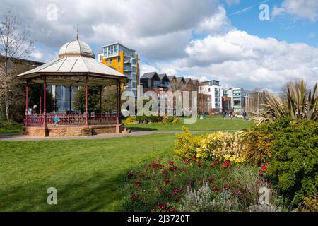 Victoria Park nella città di Newbury con il palco e aiuole di fiori in primavera, Berkshire, Inghilterra, Regno Unito Foto Stock