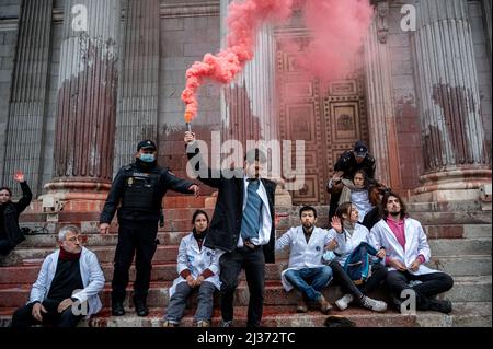 Madrid, Spagna. 06th Apr 2022. Gli attivisti dei cambiamenti climatici del gruppo di scienziati della ribellione sono visti protestare davanti al Congresso dei deputati. Gli attivisti della ribellione scienziata, sostenuti dal gruppo della ribellione dell'estinzione, hanno condotto una protesta lanciando una vernice rossa all'ingresso del Congresso dei deputati facendo un atto pacifico di disobbedienza per denunciare l'inazione dei governi nella lotta al cambiamento climatico. Credit: Marcos del Maio/Alamy Live News Foto Stock