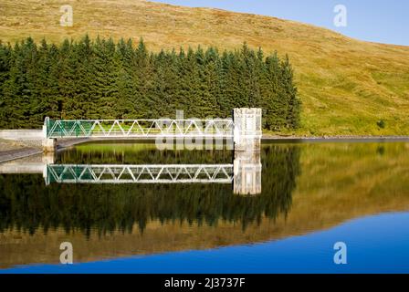 Riflessioni di una torre d'acqua a Afton Reservoir vicino a New Cumnock, East Ayrshire, Scozia. Foto Stock