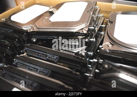 Dischi rigidi meccanici impilati in modo ordinato all'interno di una scatola di cartone Foto Stock