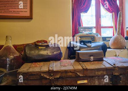 Una collezione di borse medico vecchio usato per contenere gli attrezzi per le visite domestiche. Al Museo di Storia Medica di Manisa, Turchia. Foto Stock