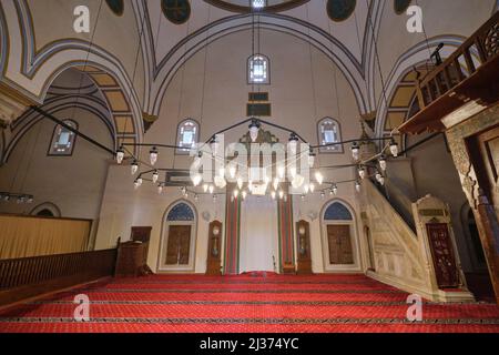 Vista interna della moschea Sultan riccamente arredata, caratterizzata dal mihrab. A Manisa, Turchia. Foto Stock