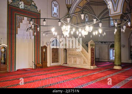 Vista interna della riccamente arredata moschea Sultan, con la scala mihrab e minbar, scalini. A Manisa, Turchia. Foto Stock