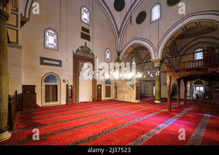 Vista interna della riccamente arredata moschea Sultan, con la scala mihrab e minbar, scalini. A Manisa, Turchia. Foto Stock