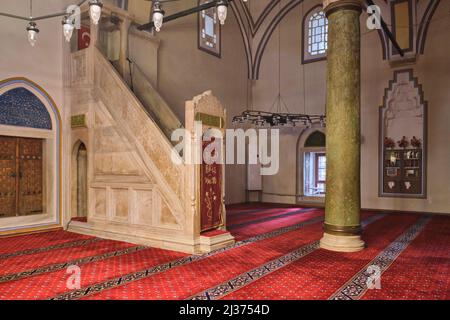 Vista interna della moschea Sultan riccamente arredata, con scala in marmo e scalini. A Manisa, Turchia. Foto Stock