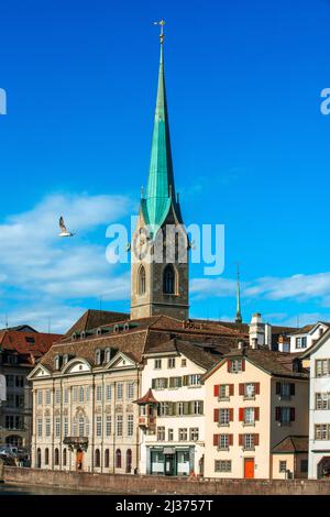 Vista della torre dell'orologio della cattedrale Fraumunster di Zurigo, Svizzera. La torre è un noto punto di riferimento architettonico della città, Zurigo, CAN Foto Stock