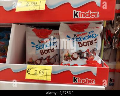 Pescara, Italia, 6th Apr, 2022: Il produttore italiano di caramelle Ferrero ha annunciato un richiamo su alcuni prodotti di cioccolato a causa della possibilità di un legame con un focolaio di salmonella . Kinder sorpresa uova, Kinder Schokobons e mini uova le uova di cioccolato del marchio. Il cioccolato in questione era stato prodotto nello stesso stabilimento in Belgio. L'epidemia di avvelenamento alimentare colpisce l'Irlanda, il Regno Unito e molti altri paesi europei. Credit image: Walter Cicchetti/Alamy Live News Foto Stock